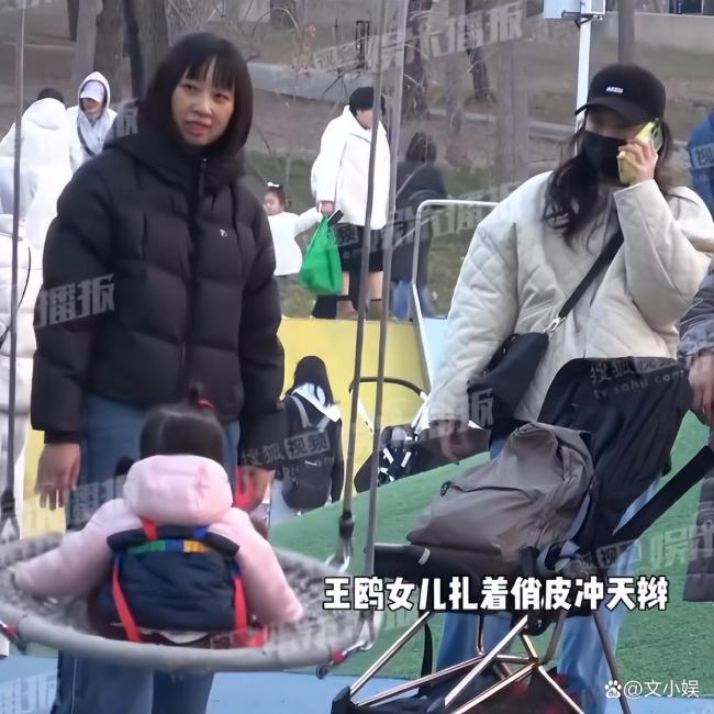 网友偶遇王鸥带男儿公园游玩 母爱满溢温馨互动