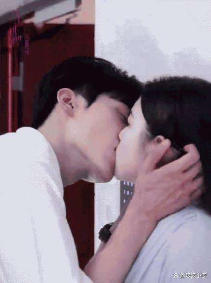 周柯宇就这么品味吻戏 害羞色调引热议